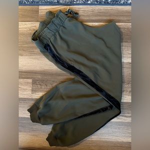 Lululemon On The Fly Jogger - EXCELLENT condition! Olive w/ Black Velvet SIZE 10
